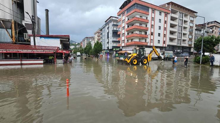 Artvin'de şiddetli yağış etkili oldu 7