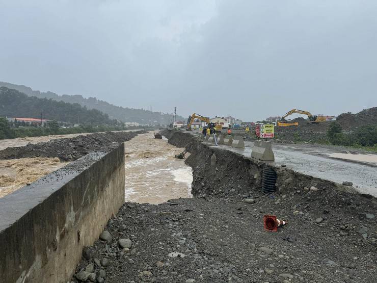 Artvin'de şiddetli yağış etkili oldu 8