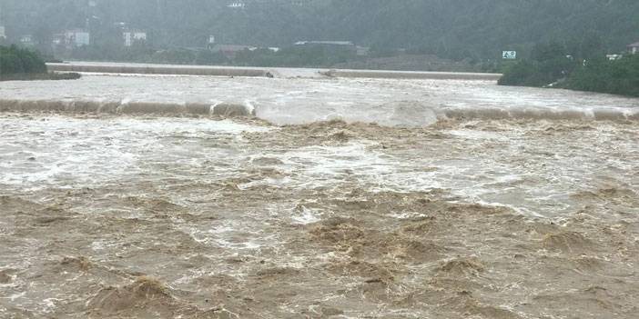 Rize’de sağanak, taşkın ve heyelanlara neden oldu