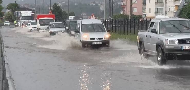 Rize'de sağanak sonrası cadde ve sokaklar göle döndü 1