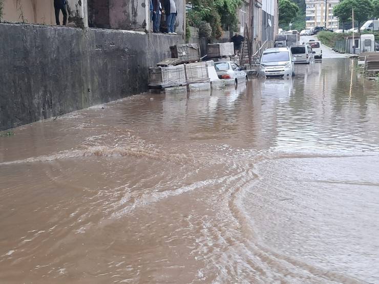 Rize'de sağanak sonrası cadde ve sokaklar göle döndü 10