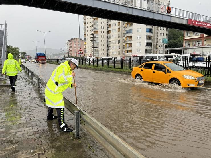 Rize'de sağanak sonrası cadde ve sokaklar göle döndü 11