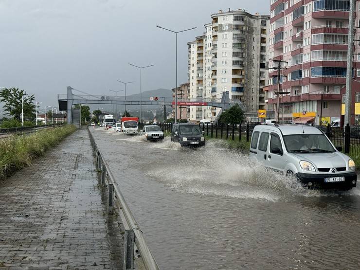 Rize'de sağanak sonrası cadde ve sokaklar göle döndü 19
