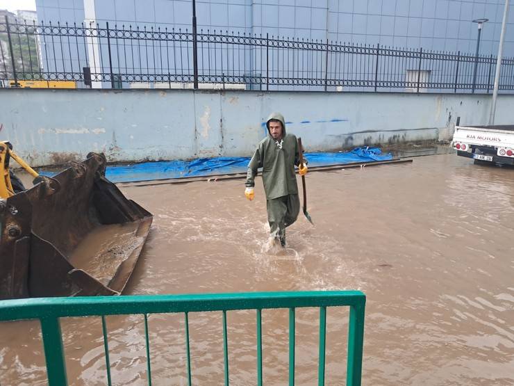 Rize'de sağanak sonrası cadde ve sokaklar göle döndü 2