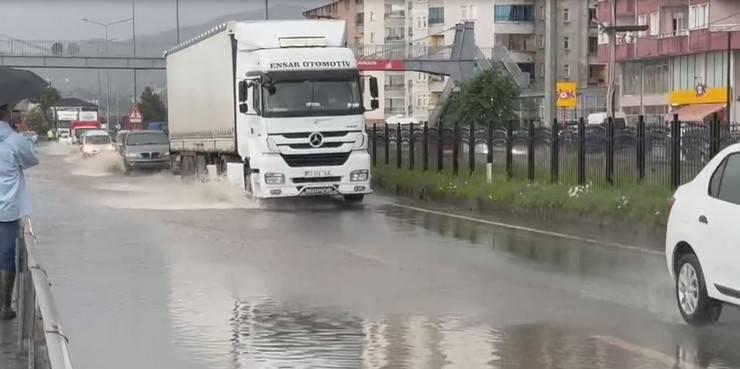 Rize'de sağanak sonrası cadde ve sokaklar göle döndü 3
