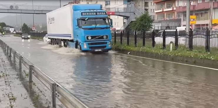 Rize'de sağanak sonrası cadde ve sokaklar göle döndü 4