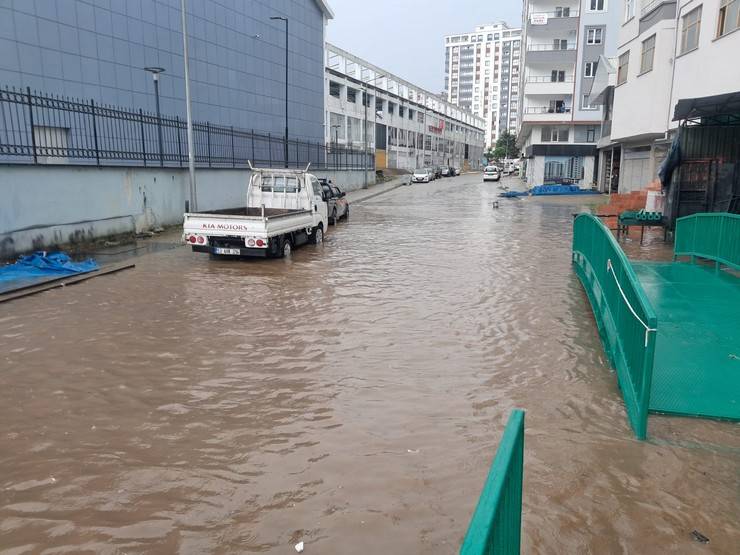 Rize'de sağanak sonrası cadde ve sokaklar göle döndü 5