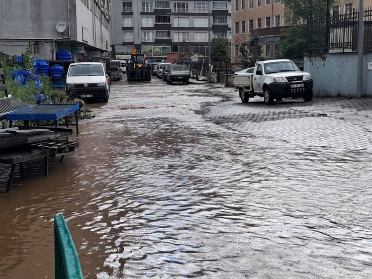 Rize'de sağanak sonrası cadde ve sokaklar göle döndü 6
