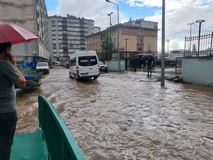 Rize'de sağanak sonrası cadde ve sokaklar göle döndü 7