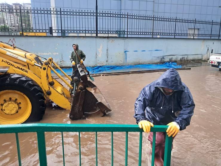 Rize'de sağanak sonrası cadde ve sokaklar göle döndü 8