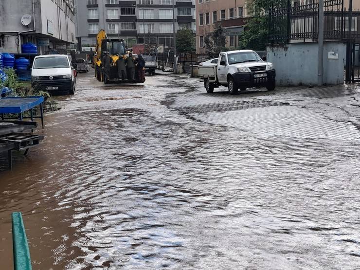 Rize'de sağanak sonrası cadde ve sokaklar göle döndü 9