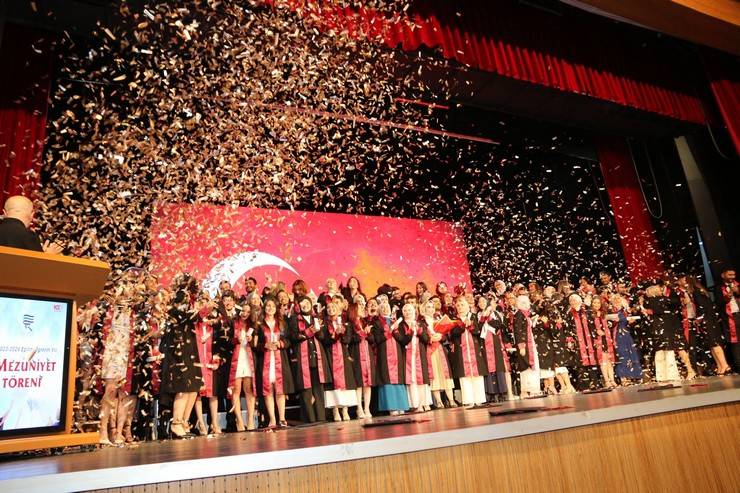 Recep Tayyip Erdoğan Üniversitesi Tıp Fakültesi Mezuniyet Töreni Büyük Bir Coşkuyla Gerçekleşti 12