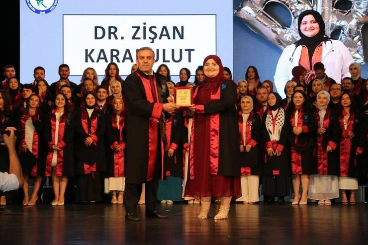 Recep Tayyip Erdoğan Üniversitesi Tıp Fakültesi Mezuniyet Töreni Büyük Bir Coşkuyla Gerçekleşti 6