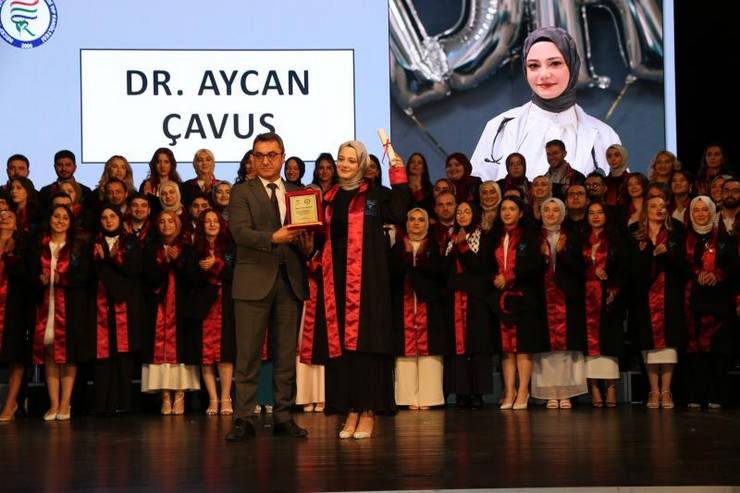 Recep Tayyip Erdoğan Üniversitesi Tıp Fakültesi Mezuniyet Töreni Büyük Bir Coşkuyla Gerçekleşti 7