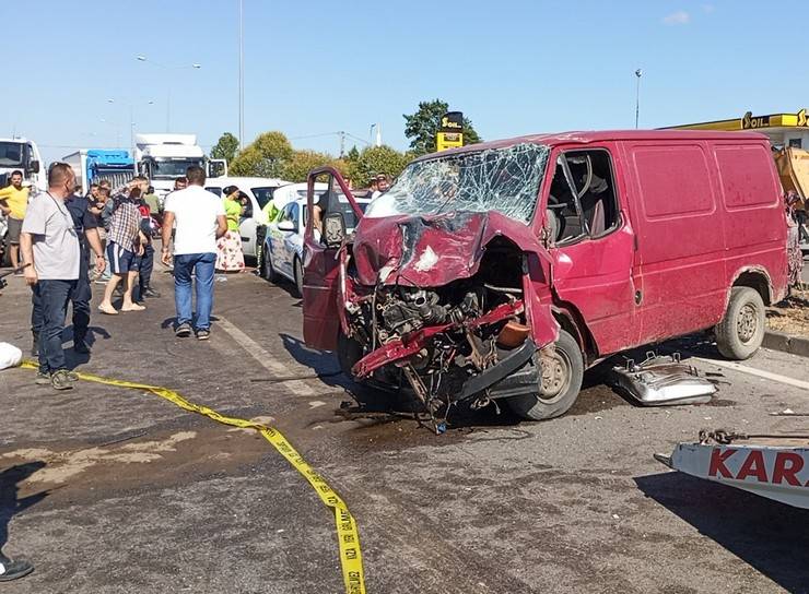 Samsun'da bir aracın sıkıştırdığı minibüs, karşı şeride gerip TIR'la çarpıştı; anne öldü, 2 çocuğu yaralandı 1
