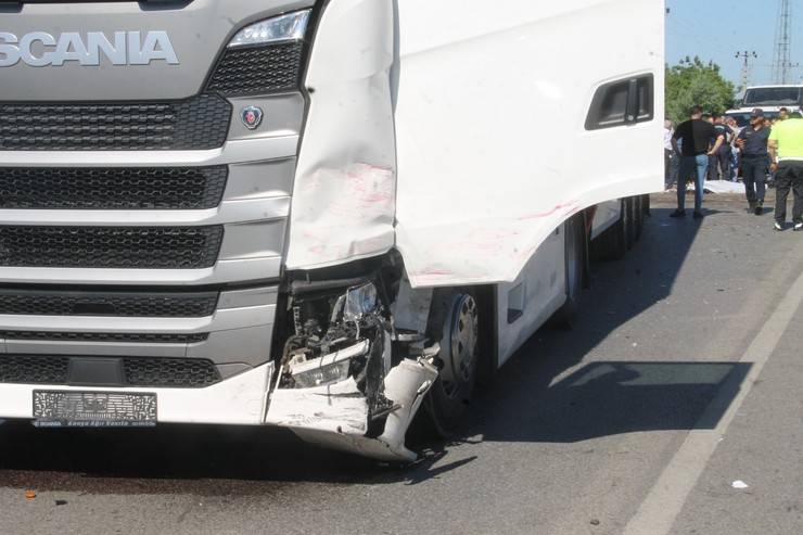 Samsun'da bir aracın sıkıştırdığı minibüs, karşı şeride gerip TIR'la çarpıştı; anne öldü, 2 çocuğu yaralandı 3