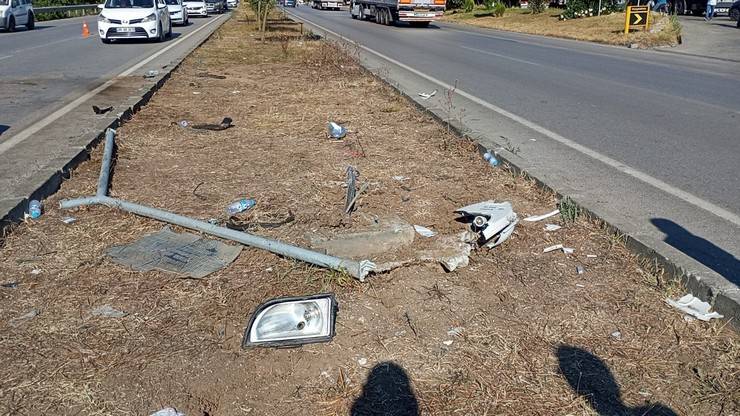 Samsun'da bir aracın sıkıştırdığı minibüs, karşı şeride gerip TIR'la çarpıştı; anne öldü, 2 çocuğu yaralandı 4