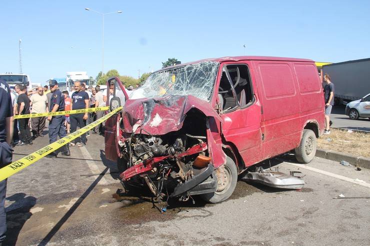 Samsun'da bir aracın sıkıştırdığı minibüs, karşı şeride gerip TIR'la çarpıştı; anne öldü, 2 çocuğu yaralandı 7