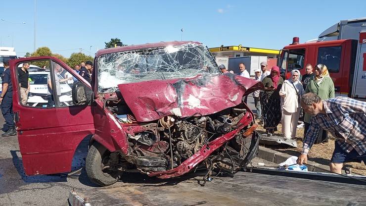 Samsun'da bir aracın sıkıştırdığı minibüs, karşı şeride gerip TIR'la çarpıştı; anne öldü, 2 çocuğu yaralandı 8