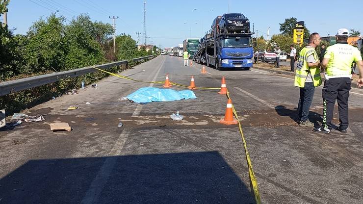 Samsun'da bir aracın sıkıştırdığı minibüs, karşı şeride gerip TIR'la çarpıştı; anne öldü, 2 çocuğu yaralandı 9