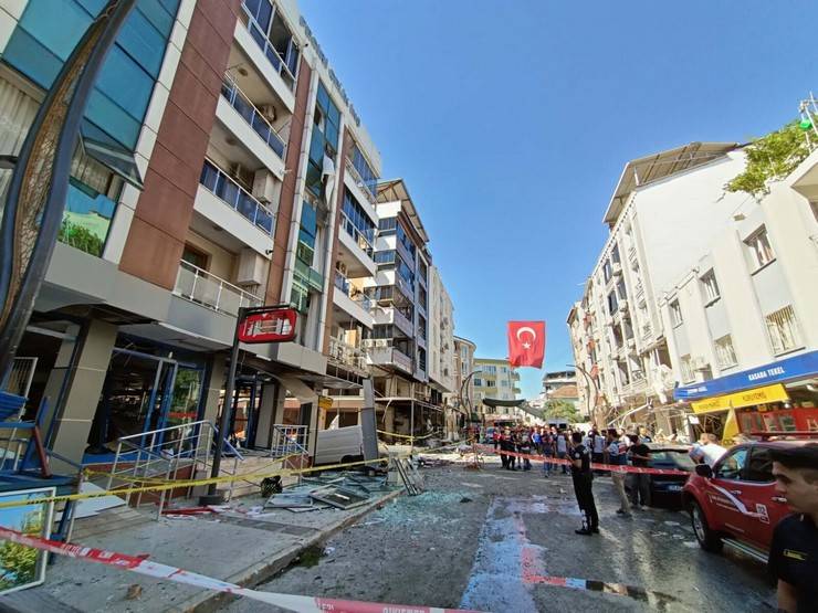 İzmir'de bir restoranda meydana gelen patlamada 4 kişi hayatını kaybetti 1