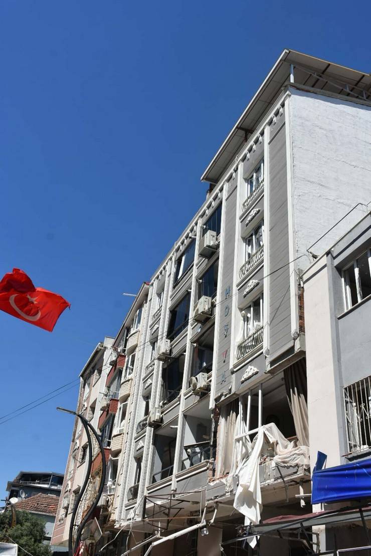 İzmir'de bir restoranda meydana gelen patlamada 4 kişi hayatını kaybetti 10