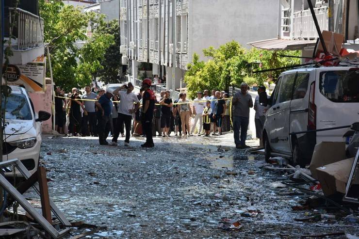 İzmir'de bir restoranda meydana gelen patlamada 4 kişi hayatını kaybetti 12