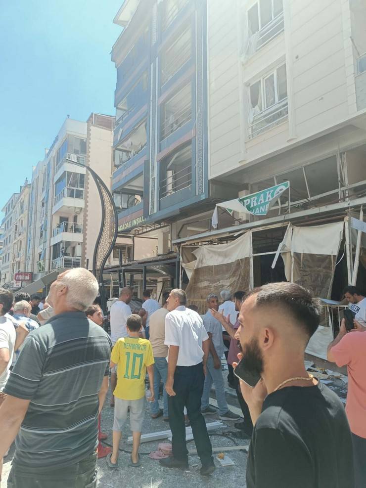 İzmir'de bir restoranda meydana gelen patlamada 4 kişi hayatını kaybetti 14