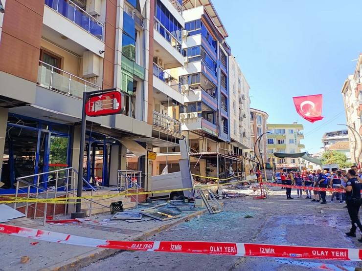 İzmir'de bir restoranda meydana gelen patlamada 4 kişi hayatını kaybetti 15