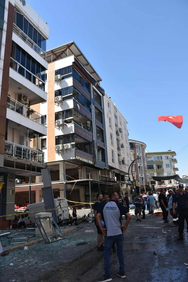 İzmir'de bir restoranda meydana gelen patlamada 4 kişi hayatını kaybetti 17