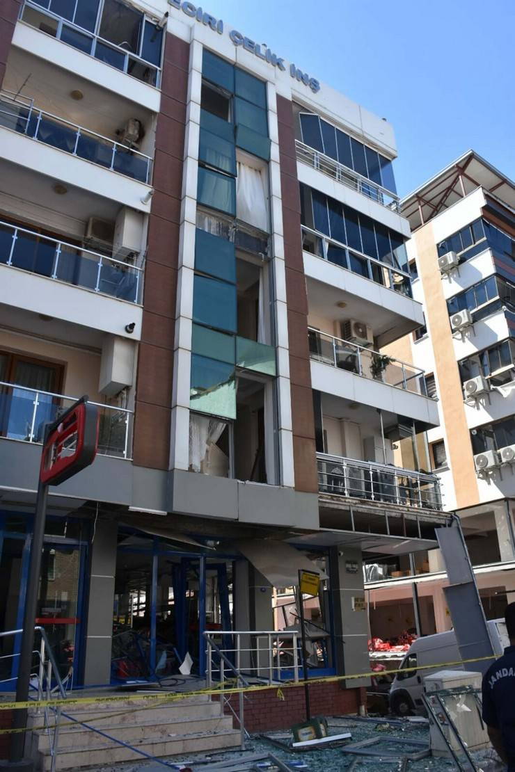 İzmir'de bir restoranda meydana gelen patlamada 4 kişi hayatını kaybetti 18