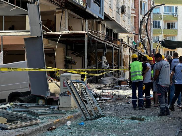 İzmir'de bir restoranda meydana gelen patlamada 4 kişi hayatını kaybetti 24