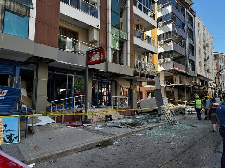 İzmir'de bir restoranda meydana gelen patlamada 4 kişi hayatını kaybetti 28