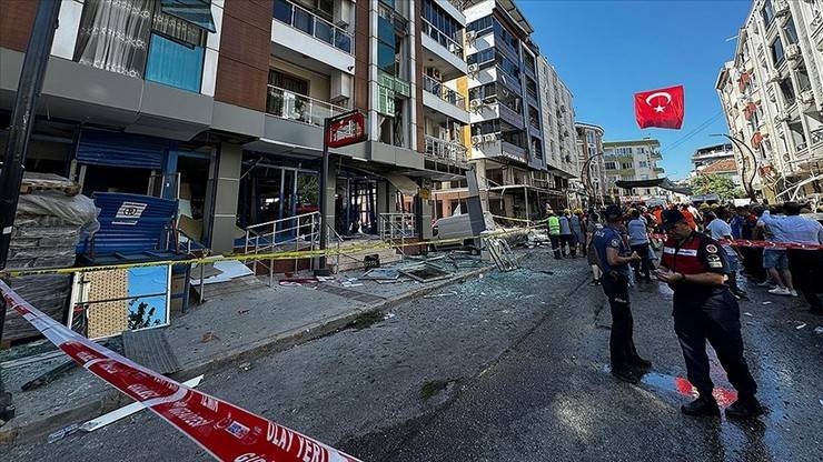 İzmir'de bir restoranda meydana gelen patlamada 4 kişi hayatını kaybetti 29