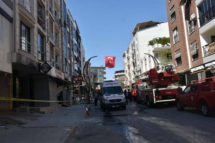 İzmir'de bir restoranda meydana gelen patlamada 4 kişi hayatını kaybetti 4