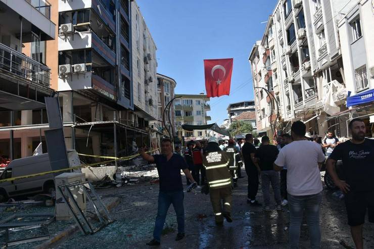 İzmir'de bir restoranda meydana gelen patlamada 4 kişi hayatını kaybetti 5