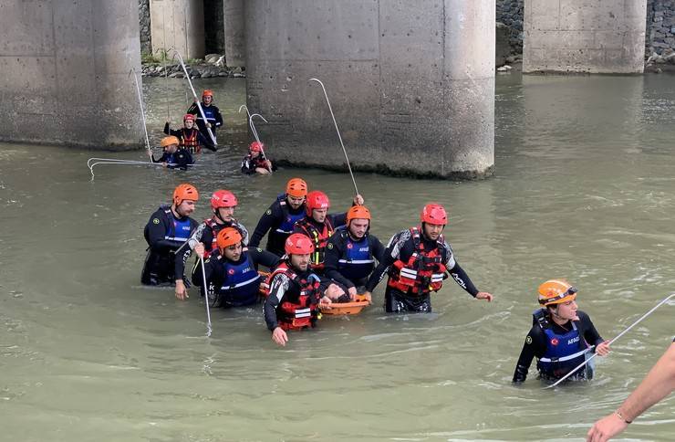 Rize'de 250 personelin katılımıyla sel ve heyelan tatbikatları gerçekleştirildi 15