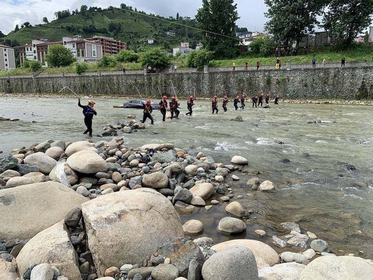 Rize'de 250 personelin katılımıyla sel ve heyelan tatbikatları gerçekleştirildi 25