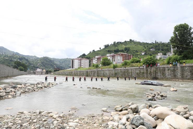 Rize'de 250 personelin katılımıyla sel ve heyelan tatbikatları gerçekleştirildi 6