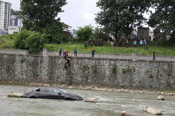Rize'de 250 personelin katılımıyla sel ve heyelan tatbikatları gerçekleştirildi 7