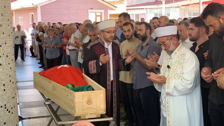 Rize'de silahlı kavgada ölen belediye başkanı Ahmet Naci Aytemiz defnedildi 5