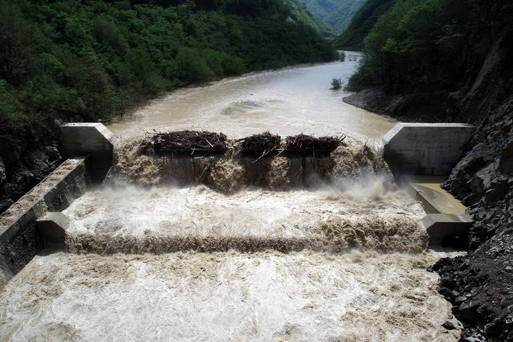 Yağmurun başkenti Rize'de afetlere 'sel kapanlı' önlem 11