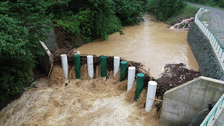 Yağmurun başkenti Rize'de afetlere 'sel kapanlı' önlem 9