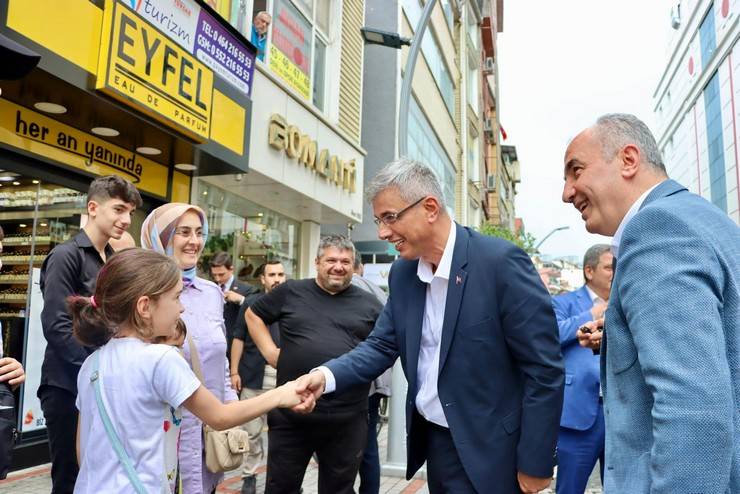 Sağlık Bakanı Prof. Dr. Kemal Memişoğlu, Rize'de esnaf ziyaretlerinde bulundu 21