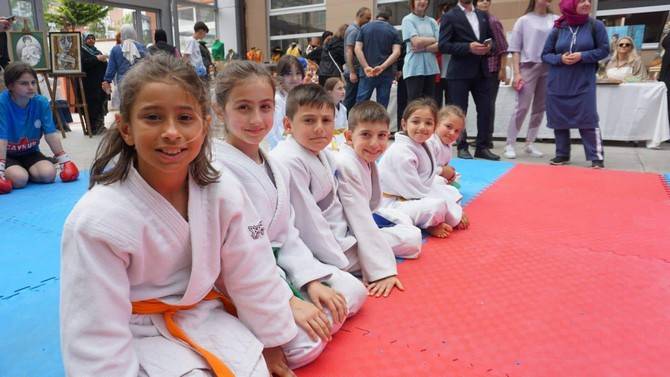 Rize’de Halk Eğitim Merkezlerinin Yıl Sonu Sergisinin Açılışı Gerçekleştirildi 39