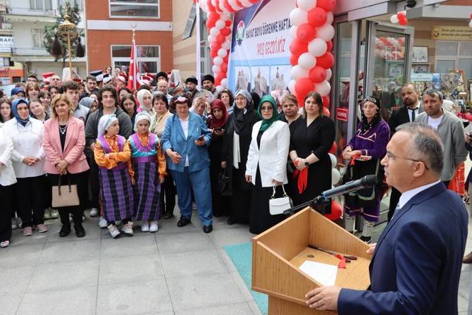 Rize’de Halk Eğitim Merkezlerinin Yıl Sonu Sergisinin Açılışı Gerçekleştirildi 47