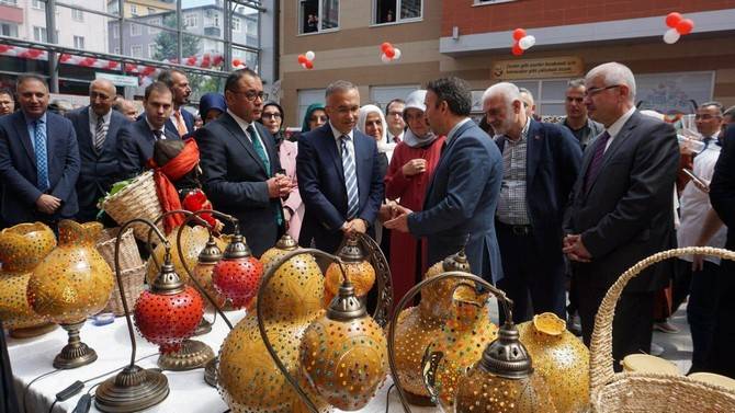 Rize’de Halk Eğitim Merkezlerinin Yıl Sonu Sergisinin Açılışı Gerçekleştirildi 5