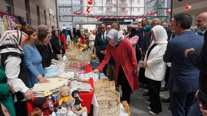 Rize’de Halk Eğitim Merkezlerinin Yıl Sonu Sergisinin Açılışı Gerçekleştirildi 7