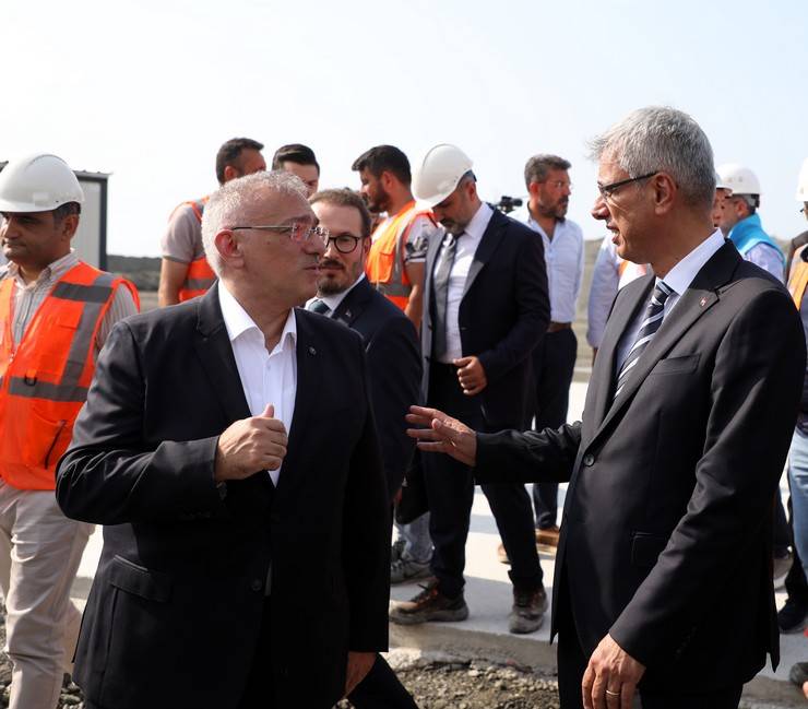 Sağlık Bakanı Kemal Memişoğlu, Rize Şehir Hastanesinin şantiyesinde incelemede bulundu 7