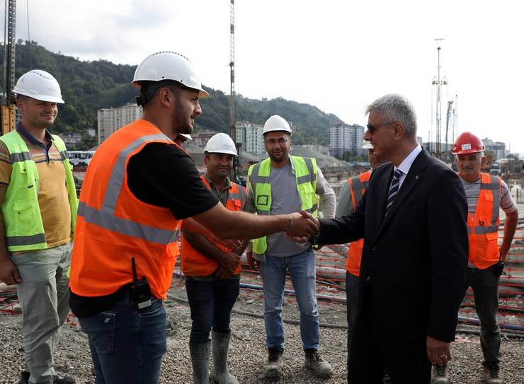 Sağlık Bakanı Kemal Memişoğlu, Rize Şehir Hastanesinin şantiyesinde incelemede bulundu 9